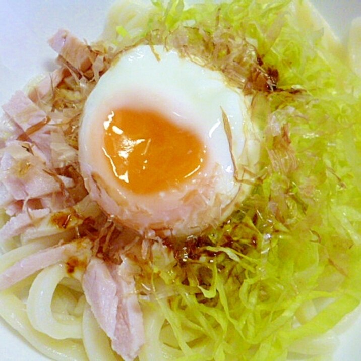 レンジで温玉！レタスとハムのサラダうどん